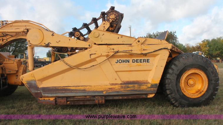 image for item H4214 1981 John Deere 862 elevating paddle scraper
