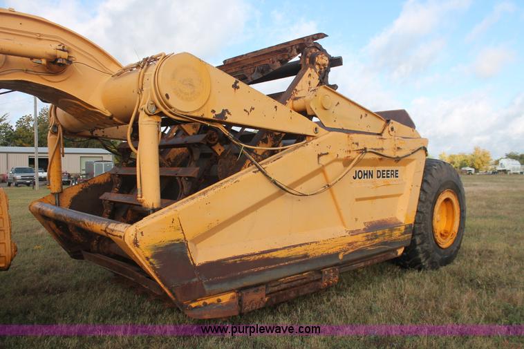 image for item H4214 1981 John Deere 862 elevating paddle scraper