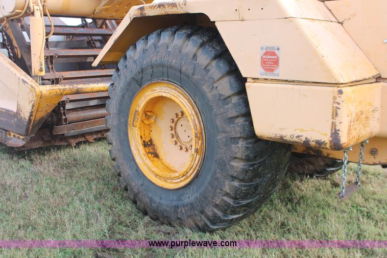 image for item H4214 1981 John Deere 862 elevating paddle scraper