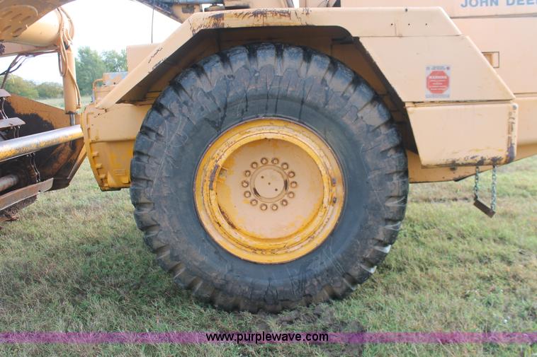 image for item H4214 1981 John Deere 862 elevating paddle scraper