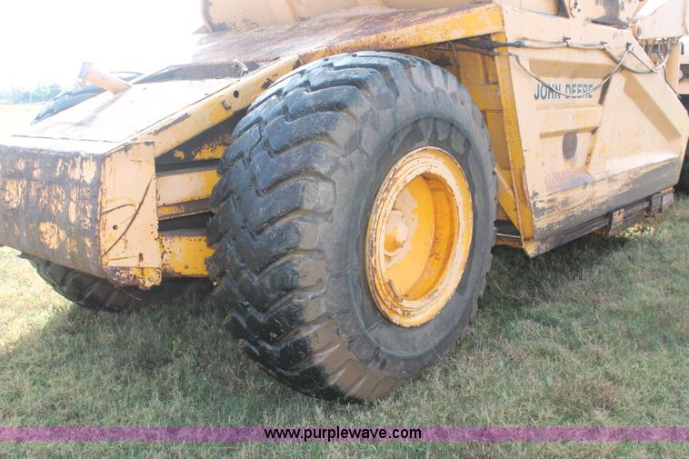 image for item H4214 1981 John Deere 862 elevating paddle scraper