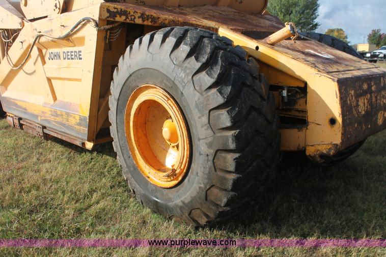 image for item H4214 1981 John Deere 862 elevating paddle scraper