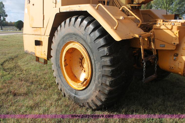 image for item H4214 1981 John Deere 862 elevating paddle scraper