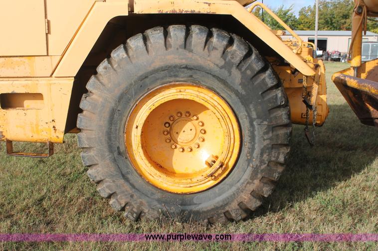 image for item H4214 1981 John Deere 862 elevating paddle scraper