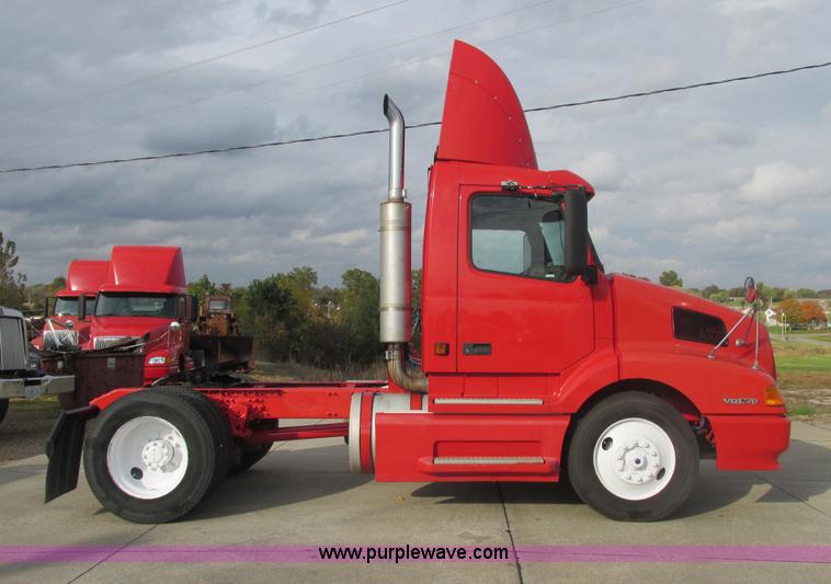 image for item AN9147 2000 Volvo VNL semi truck