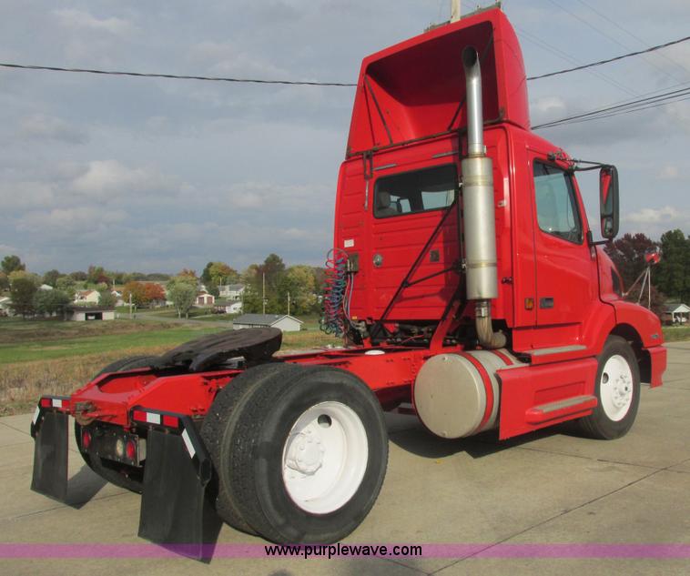 image for item AN9147 2000 Volvo VNL semi truck
