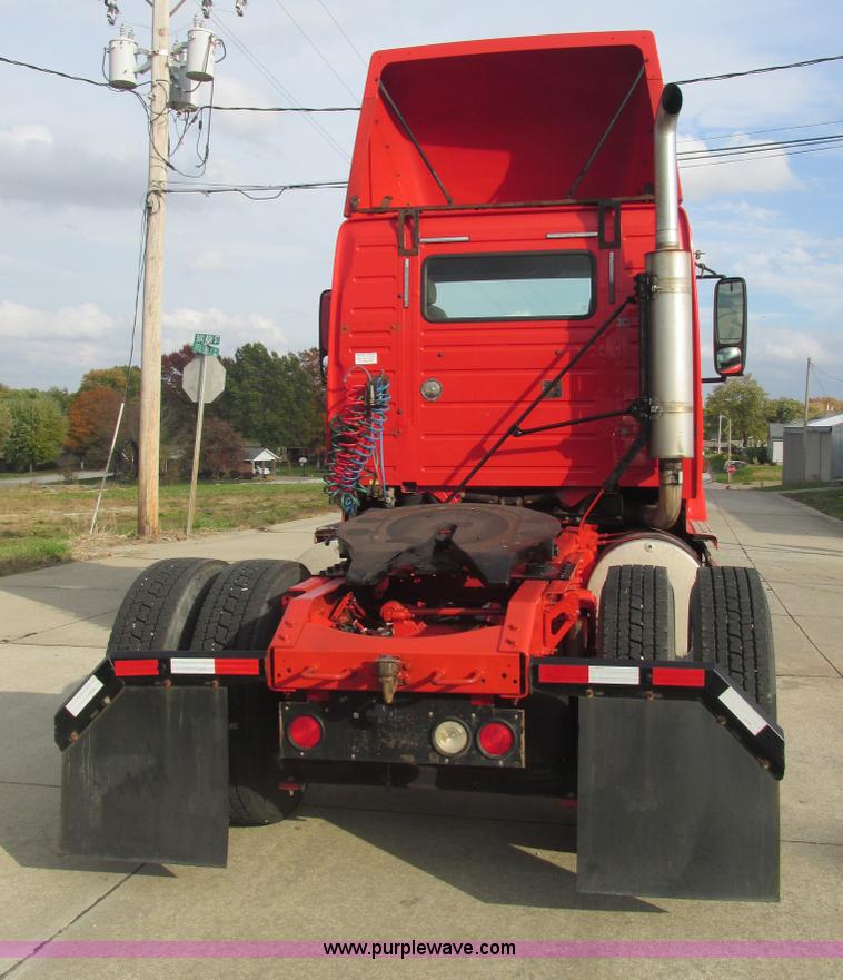 image for item AN9147 2000 Volvo VNL semi truck