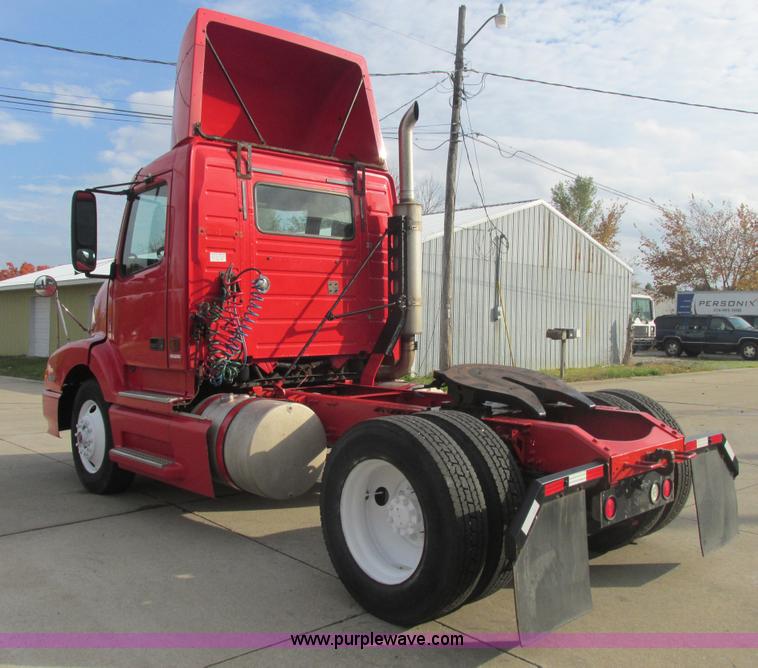 image for item AN9147 2000 Volvo VNL semi truck