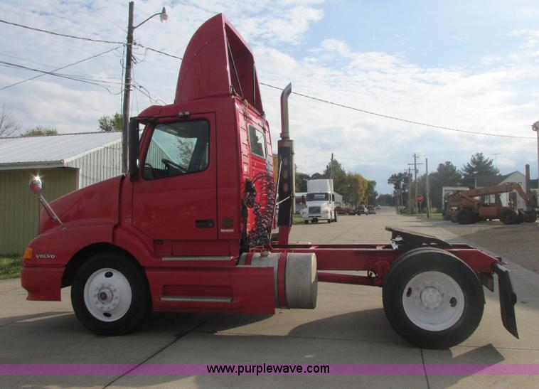 image for item AN9147 2000 Volvo VNL semi truck