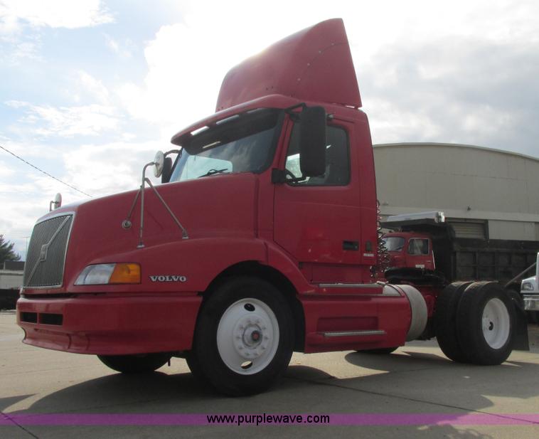 image for item AN9147 2000 Volvo VNL semi truck