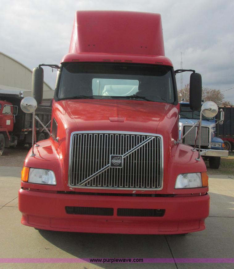 image for item AN9147 2000 Volvo VNL semi truck