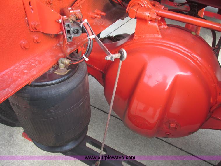 image for item AN9147 2000 Volvo VNL semi truck