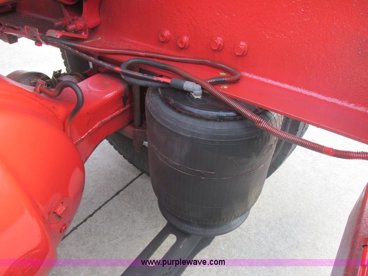 image for item AN9147 2000 Volvo VNL semi truck