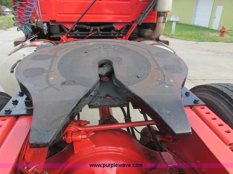 image for item AN9147 2000 Volvo VNL semi truck