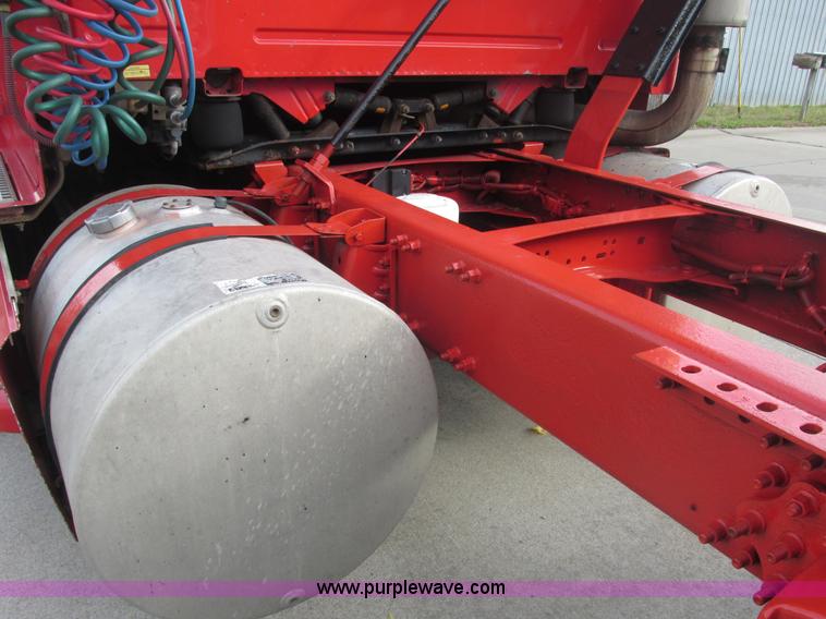 image for item AN9147 2000 Volvo VNL semi truck