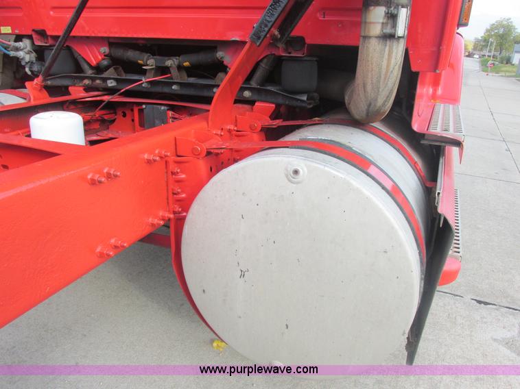 image for item AN9147 2000 Volvo VNL semi truck