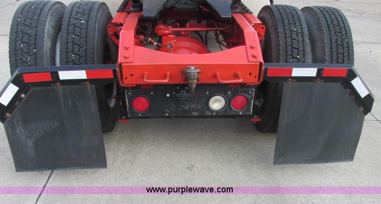 image for item AN9147 2000 Volvo VNL semi truck