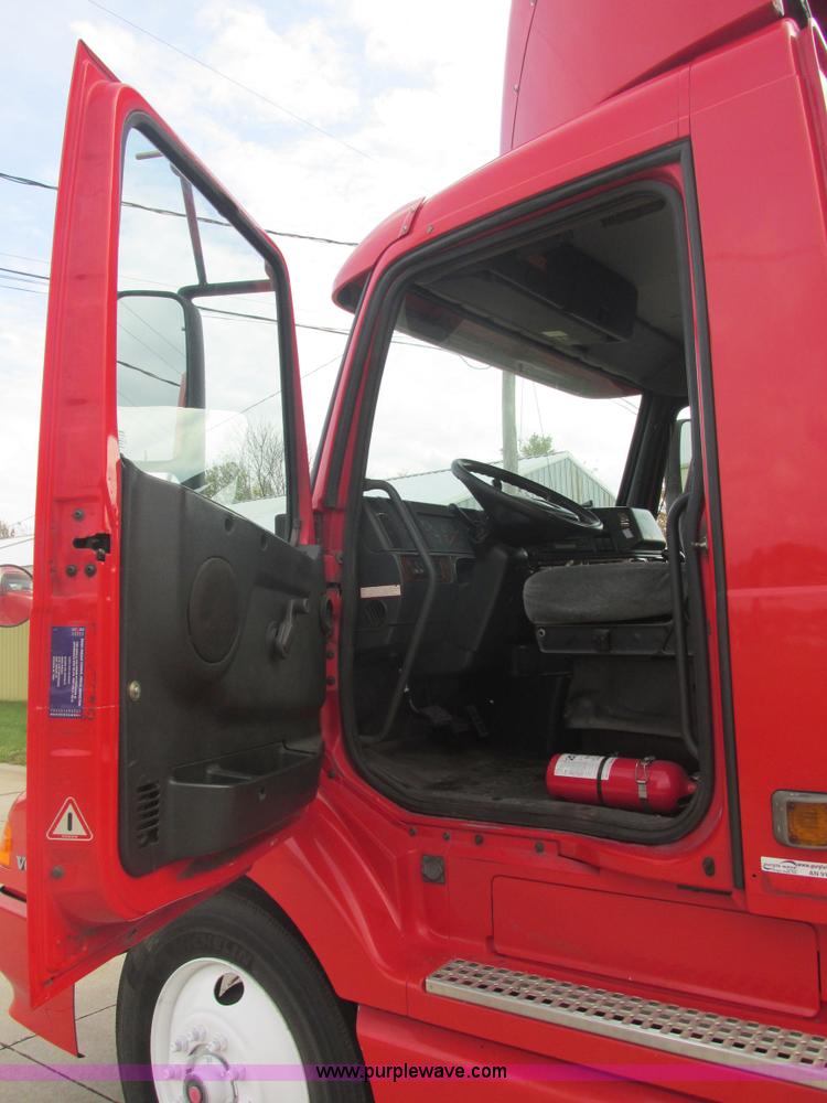 image for item AN9147 2000 Volvo VNL semi truck