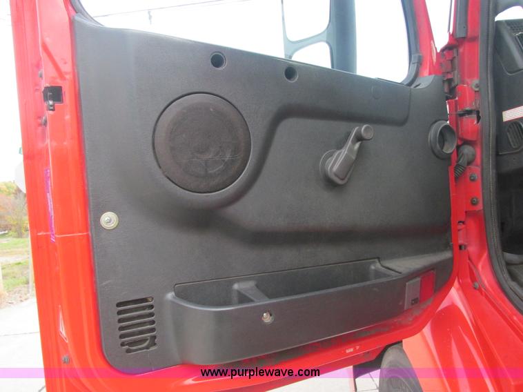 image for item AN9147 2000 Volvo VNL semi truck