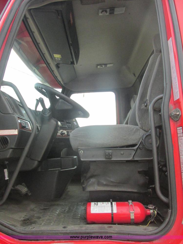 image for item AN9147 2000 Volvo VNL semi truck