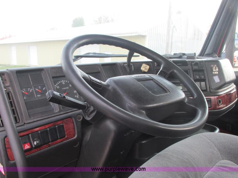 image for item AN9147 2000 Volvo VNL semi truck