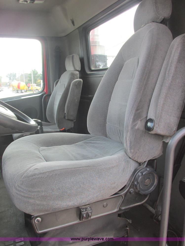 image for item AN9147 2000 Volvo VNL semi truck