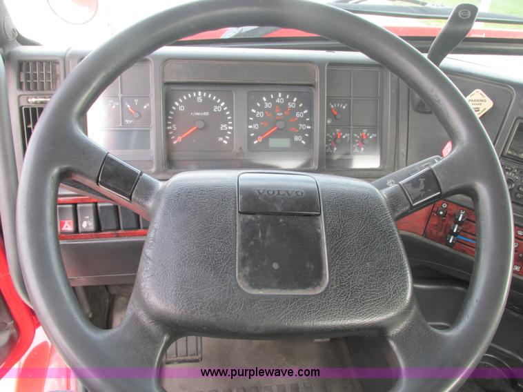 image for item AN9147 2000 Volvo VNL semi truck
