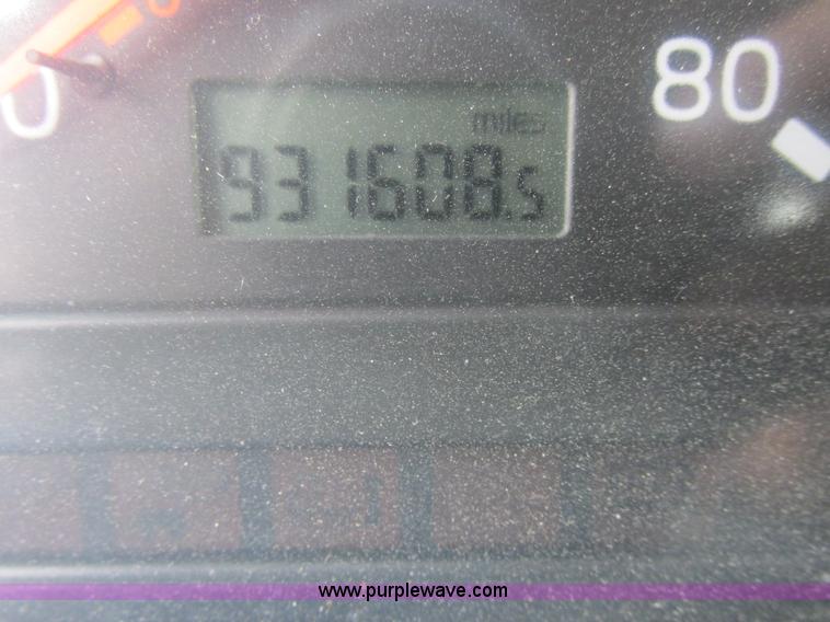 image for item AN9147 2000 Volvo VNL semi truck