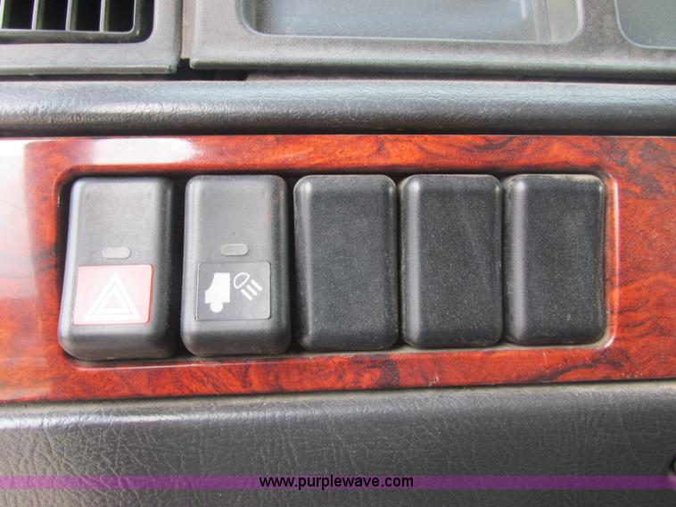 image for item AN9147 2000 Volvo VNL semi truck