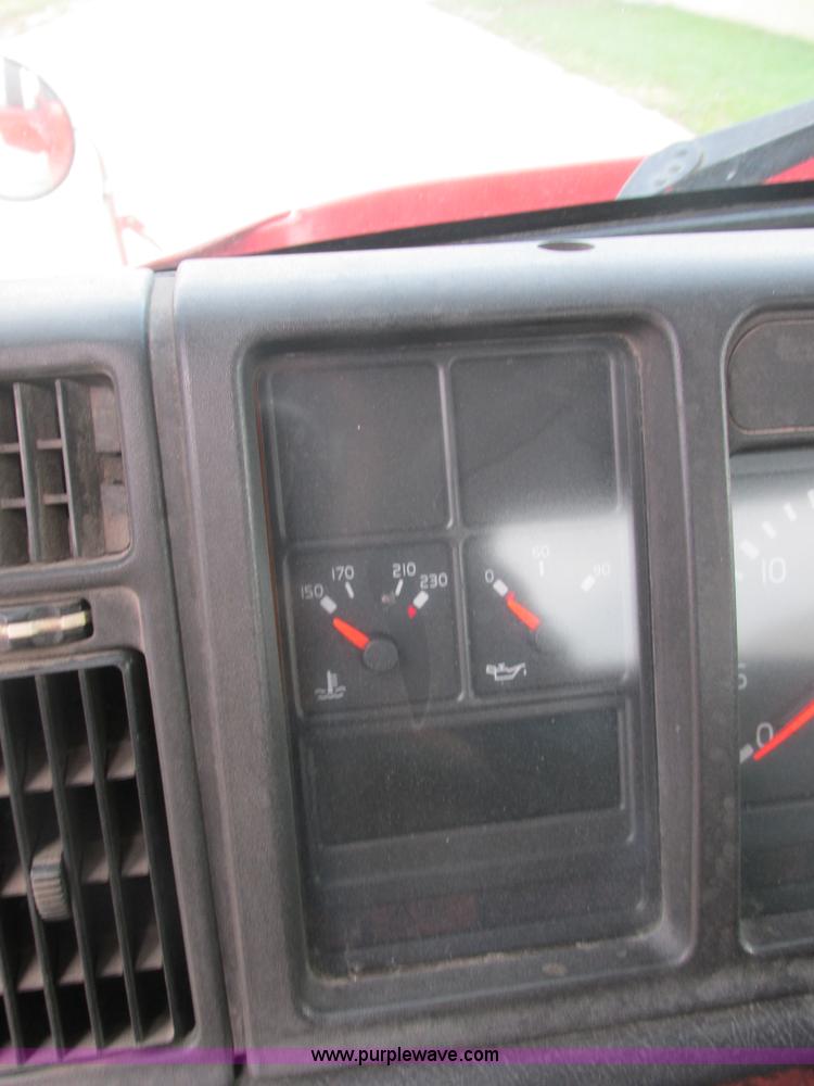 image for item AN9147 2000 Volvo VNL semi truck