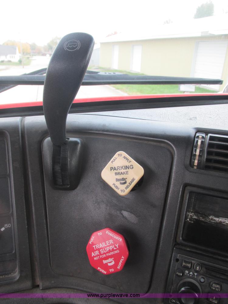 image for item AN9147 2000 Volvo VNL semi truck