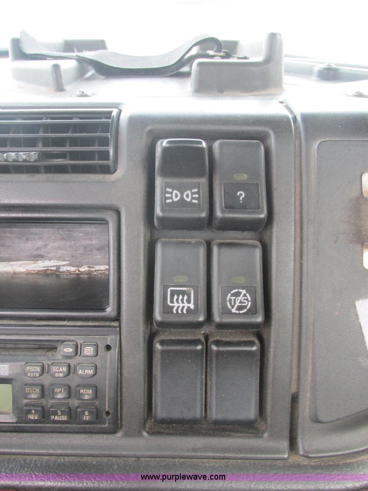 image for item AN9147 2000 Volvo VNL semi truck