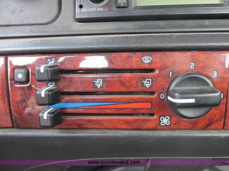 image for item AN9147 2000 Volvo VNL semi truck