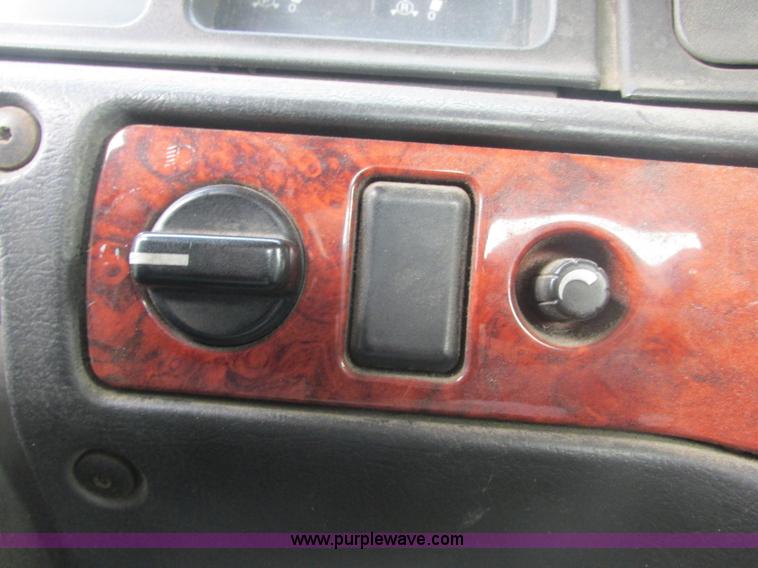 image for item AN9147 2000 Volvo VNL semi truck