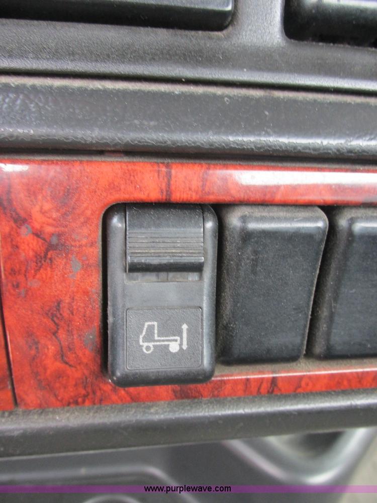 image for item AN9147 2000 Volvo VNL semi truck