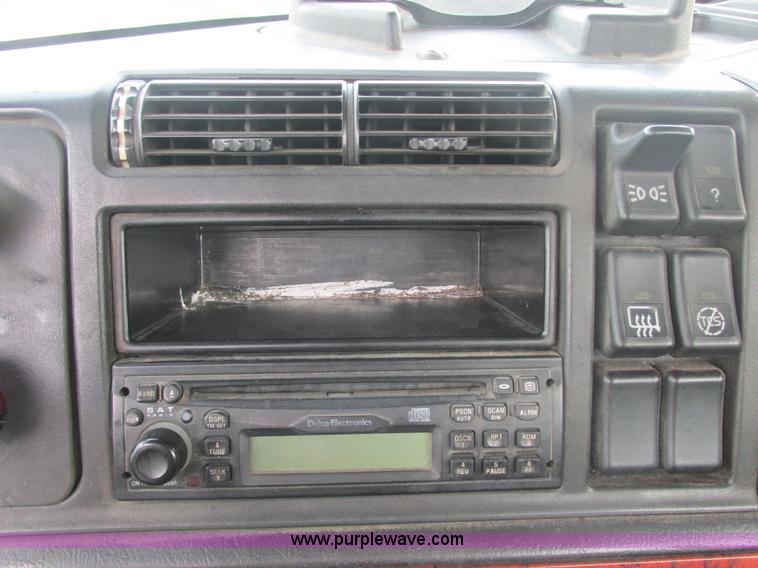 image for item AN9147 2000 Volvo VNL semi truck