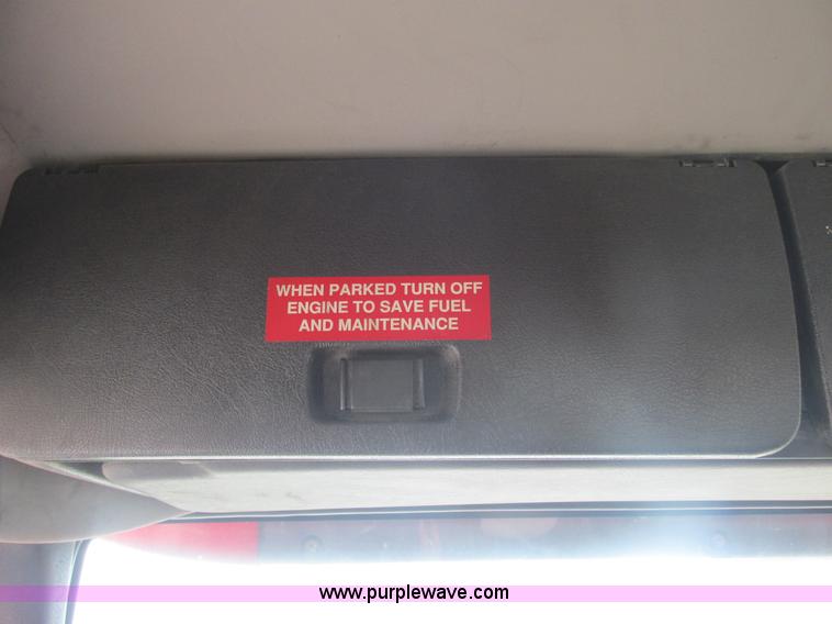 image for item AN9147 2000 Volvo VNL semi truck