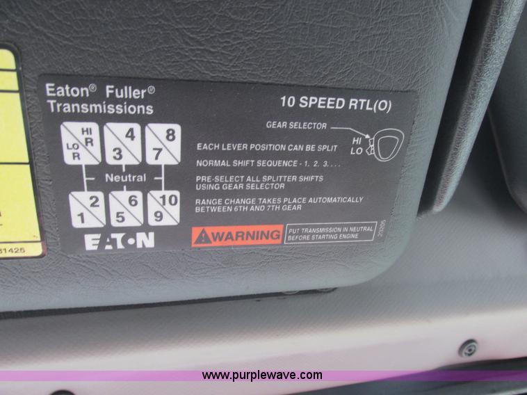 image for item AN9147 2000 Volvo VNL semi truck