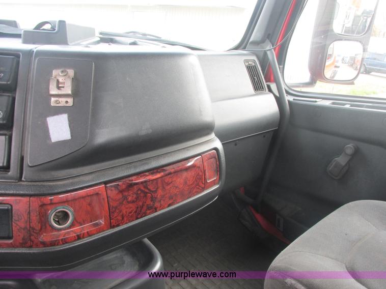 image for item AN9147 2000 Volvo VNL semi truck