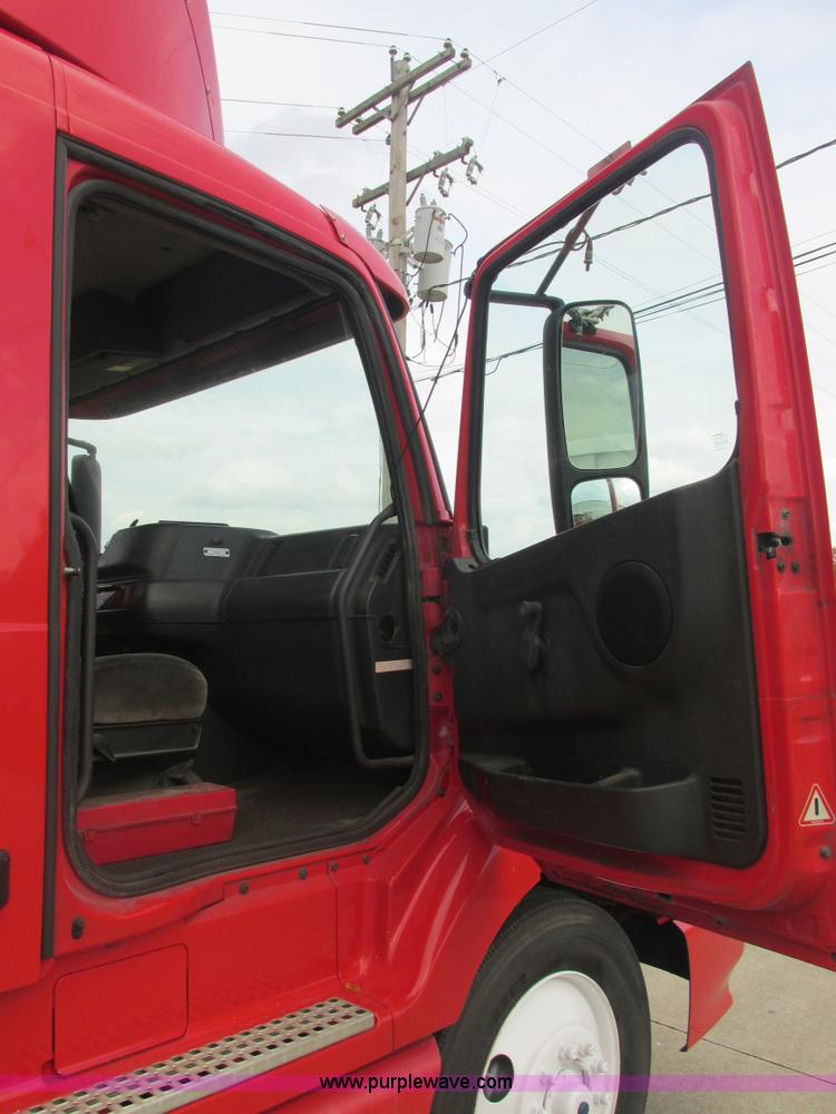 image for item AN9147 2000 Volvo VNL semi truck