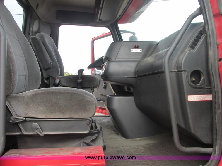 image for item AN9147 2000 Volvo VNL semi truck