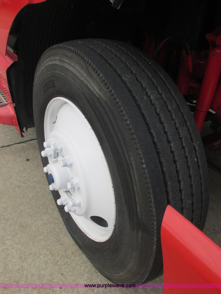 image for item AN9147 2000 Volvo VNL semi truck