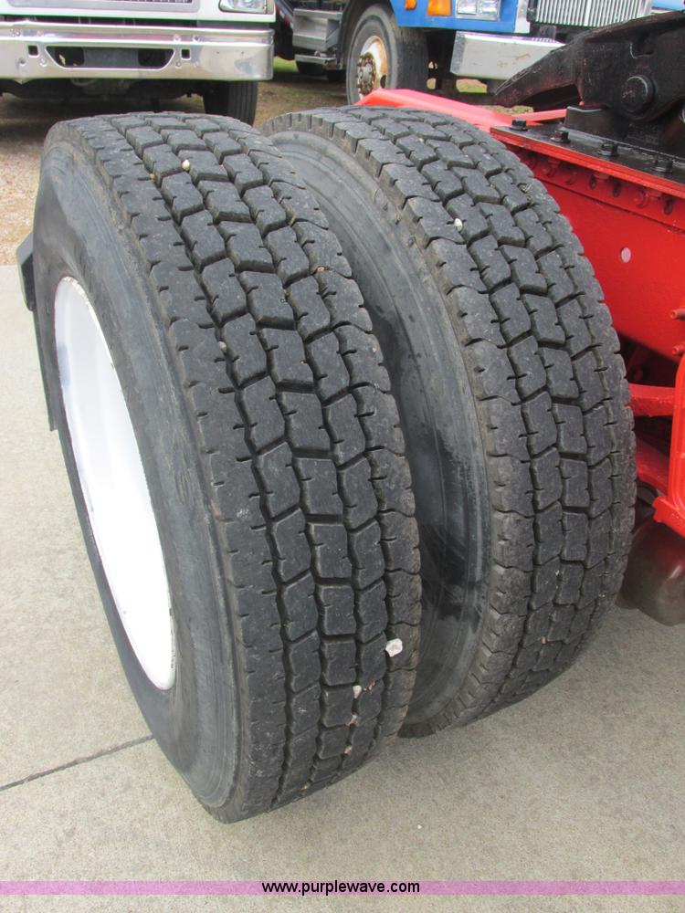 image for item AN9147 2000 Volvo VNL semi truck