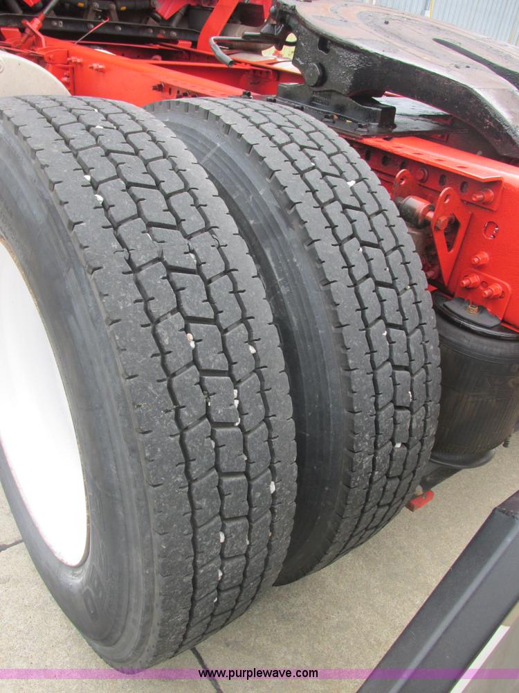 image for item AN9147 2000 Volvo VNL semi truck