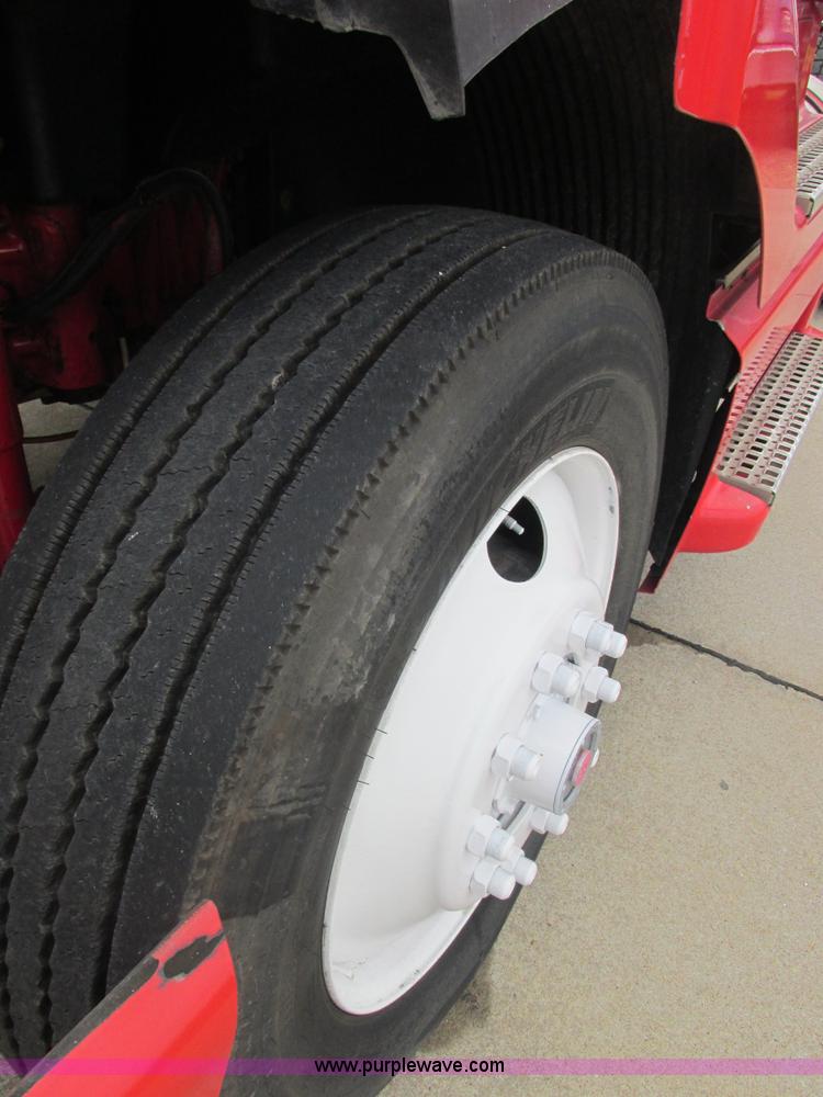 image for item AN9147 2000 Volvo VNL semi truck