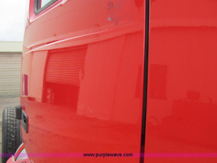 image for item AN9147 2000 Volvo VNL semi truck