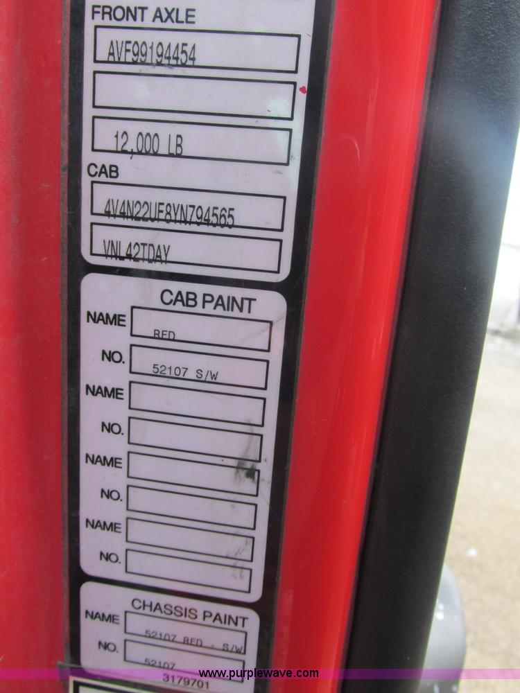 image for item AN9147 2000 Volvo VNL semi truck