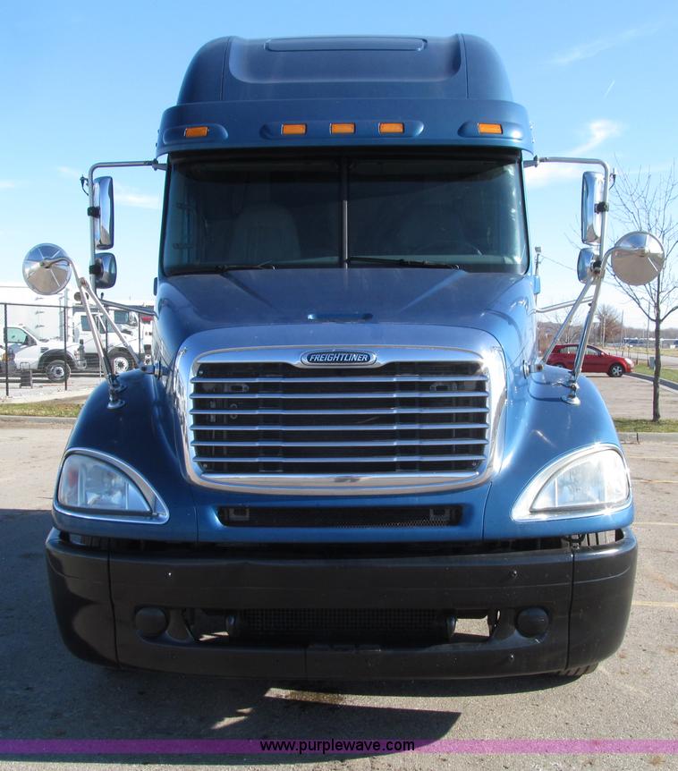 image for item E4637 2005 Freightliner Columbia semi truck