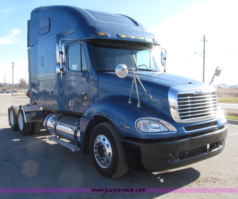 image for item E4637 2005 Freightliner Columbia semi truck