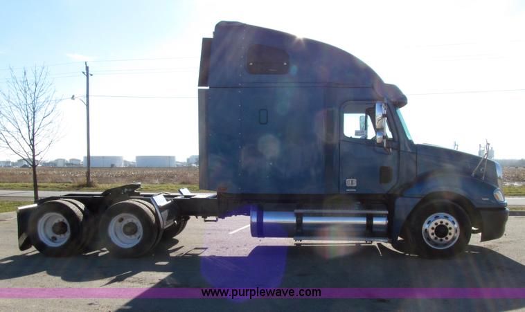 image for item E4637 2005 Freightliner Columbia semi truck